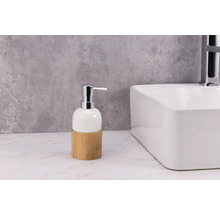 Seifenspender mit Bambusbasis auf einem Waschbecken