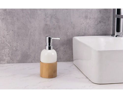 Seifenspender mit Bambusbasis auf einem Waschbecken
