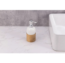 Seifenspender aus Keramik mit Bambusbasis und Chrompumpe neben Waschbecken