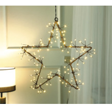 Dekorativer Stern mit warmweissen LED-Leuchten zur Innenraumgestaltung.