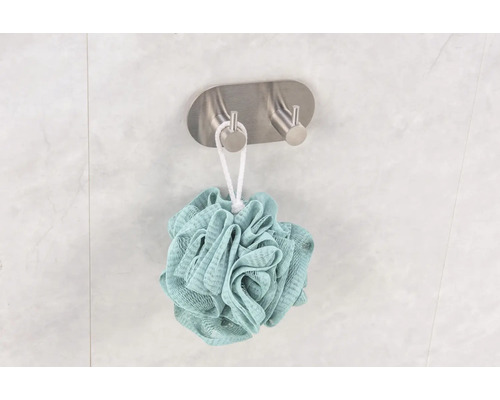 Éponge de bain sur un crochet