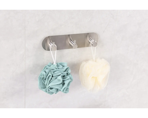 Handtuchhalter mit drei Haken und Badeschwämmen