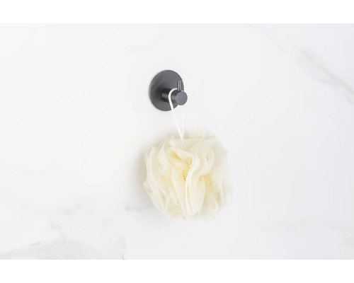 Éponge de douche sur crochet au mur