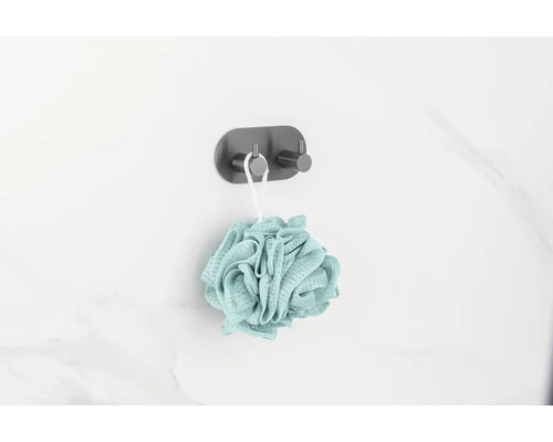 Badezimmer mit Haken und Badeschwamm