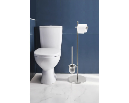 Badezimmer-Szene mit Toilette und Toilettenpapierhalter mit Bürste