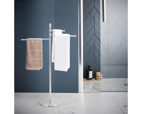 Porte-serviettes autoportant en métal avec serviettes dans une salle de bain.