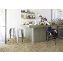 Cuisine lumineuse avec sol en mosaïque, îlot de cuisine et père et fille en train de cuisiner