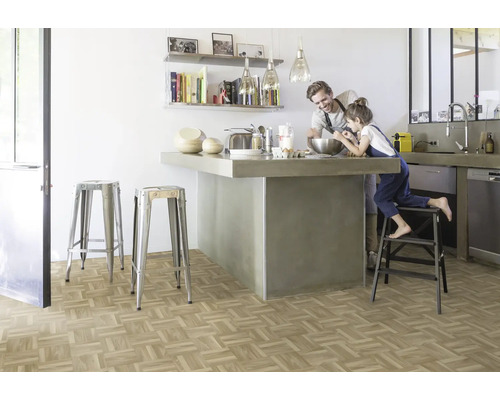 Cuisine lumineuse avec sol en mosaïque, îlot de cuisine et père et fille en train de cuisiner