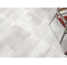Carrelage de sol en grès cérame pour l''intérieur, posé en diagonale.