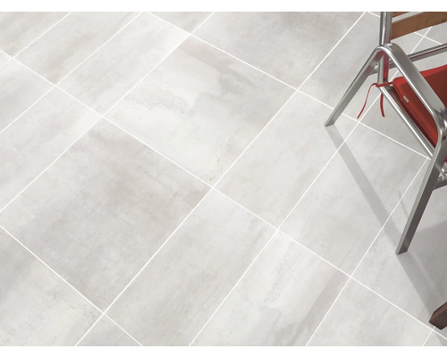 Carrelage de sol en grès cérame pour l''intérieur, posé en diagonale.