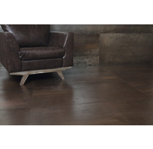 Intérieur avec fauteuil en cuir marron et carrelage au sol imitation bois