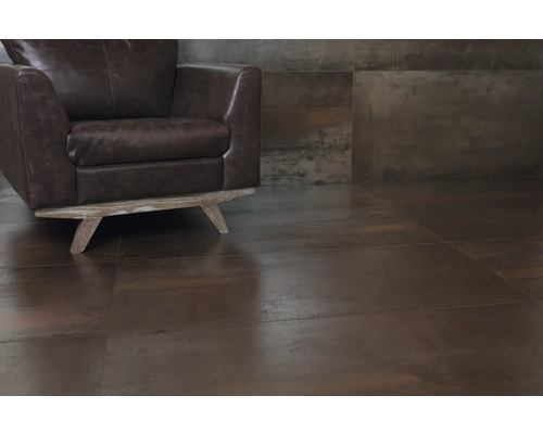 Intérieur avec carrelage marron et fauteuil