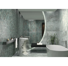 Salle de bain lumineuse avec lavabo, miroir, baignoire et carrelage