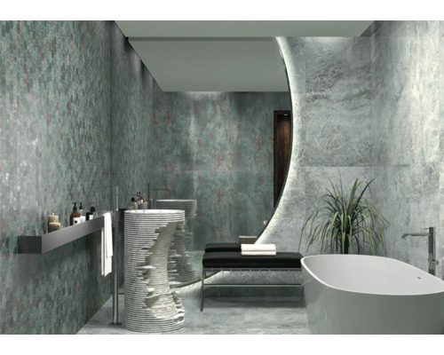 Salle de bain lumineuse avec lavabo, miroir, baignoire et carrelage