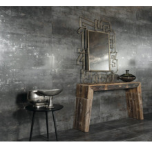 Scène avec carreaux muraux gris, miroir, table en bois et décoration