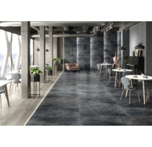 Intérieur avec carrelage, tables, chaises et décoration