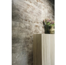 Aménagement mural avec des carreaux gris imitation bois et un meuble-lavabo en bois.