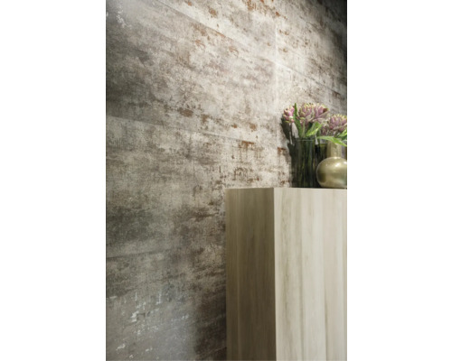 Aménagement mural avec des carreaux gris imitation bois et un meuble-lavabo en bois.