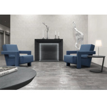 Salon moderne avec carrelage, fauteuils et cheminée