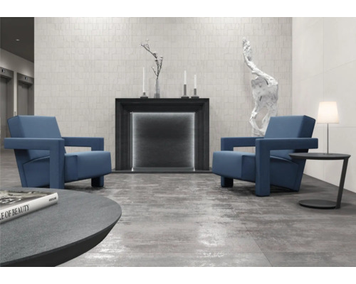 Salon moderne avec carrelage, fauteuils et cheminée