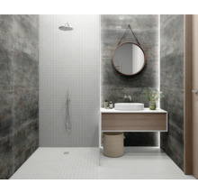 Salle de bain moderne avec douche, lavabo, miroir et carreaux muraux gris