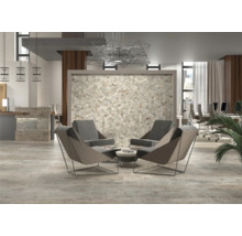 Coin salon avec fauteuils, mur en mosaïque et éclairage moderne dans un bureau