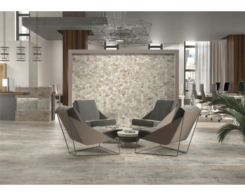 Coin salon avec fauteuils, mur en mosaïque et éclairage moderne dans un bureau