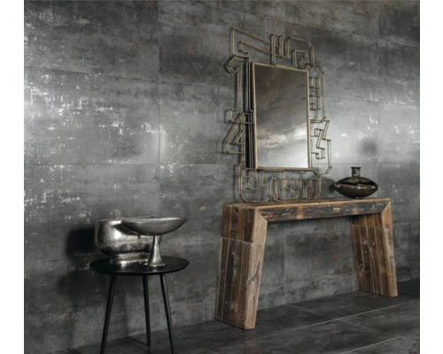 Carreaux muraux décoratifs gris avec table, miroir et décoration