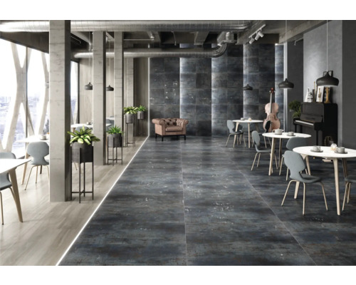 Intérieur avec carrelage de sol foncé, tables, chaises et éléments décoratifs dans un design moderne.