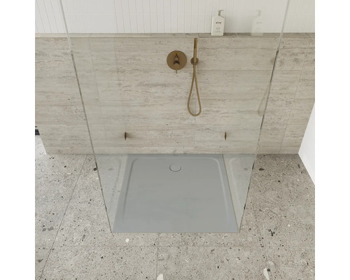 Ebenerdige Dusche mit Duschwanne, Duscharmatur und Glaswand