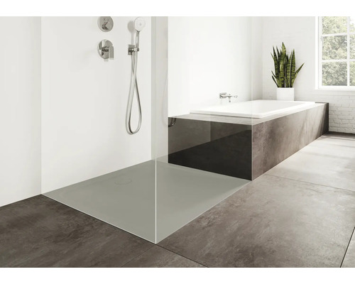 Modernes Badezimmer mit Dusche, Badewanne und Pflanze