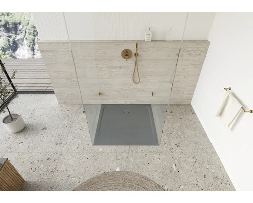 Douche à l''italienne avec receveur, robinetterie et porte-serviettes dans une salle de bains lumineuse
