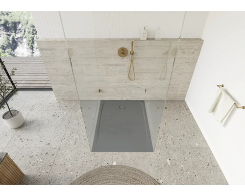 Salle de bains avec douche à l''italienne, receveur de douche et robinetterie