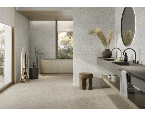 Salle de bains lumineuse avec carrelage, baignoire et lavabo double