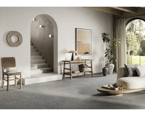 Pièce lumineuse avec escalier, siège, table et décorations