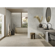 Helles Badezimmer mit Plattenboden, Badewanne und Doppelwaschbecken