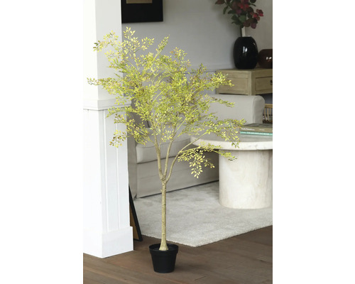 Dekorativer künstlicher Baum im Topf für den Innenbereich.