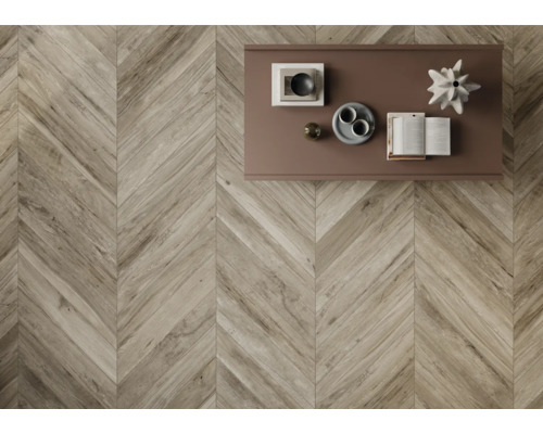 Sol avec motif à chevrons et dessus de table avec décorations