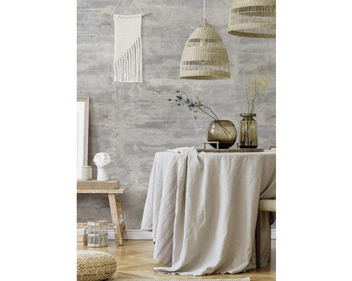 Scène d''intérieur avec table, décoration, éclairage et textiles dans une ambiance élégante