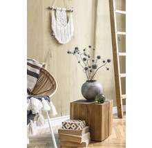 Dekoratives Wohnambiente mit Sessel, Beistelltisch, Leiter und Wandbehang