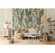 Wohnzimmer mit Sofa, Couchtisch und botanischer Tapete