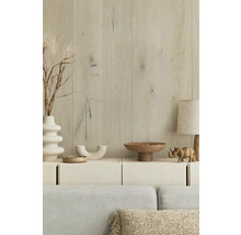 Wohnzimmerdekoration mit Holzboden, Tischlampe und Accessoires