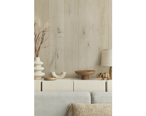 Wohnzimmerdekoration mit Holzboden, Tischlampe und Accessoires