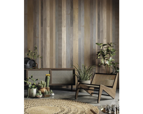 Wohnzimmer mit Holzvertäfelung, Kommode, Sessel und Zimmerpflanzen