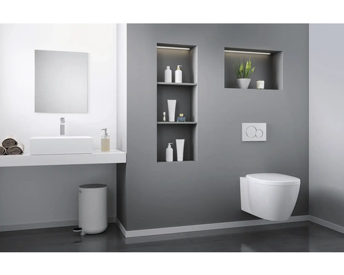 Salle de bains moderne avec lavabo, miroir, toilettes et étagères intégrées