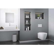 Modernes Badezimmer mit Waschbecken, Spiegel, Toilette und Ablagefächern