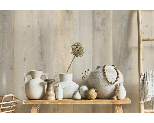 Dekorative Vasen auf einem Regal vor einer Holzpaneelwand.