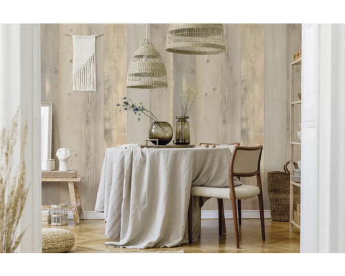 Heller Essbereich mit Esstisch, Stühlen, Dekoration und zwei Hängelampen.