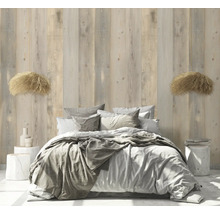 Chambre avec lit, coussins, couvertures et panneaux muraux en bois