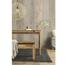 Salle à manger avec table en bois, banc, lampe sphérique et tapis